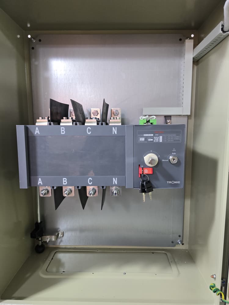 Tronic PR ATS-400-DD cabinet interior showing switching assembly